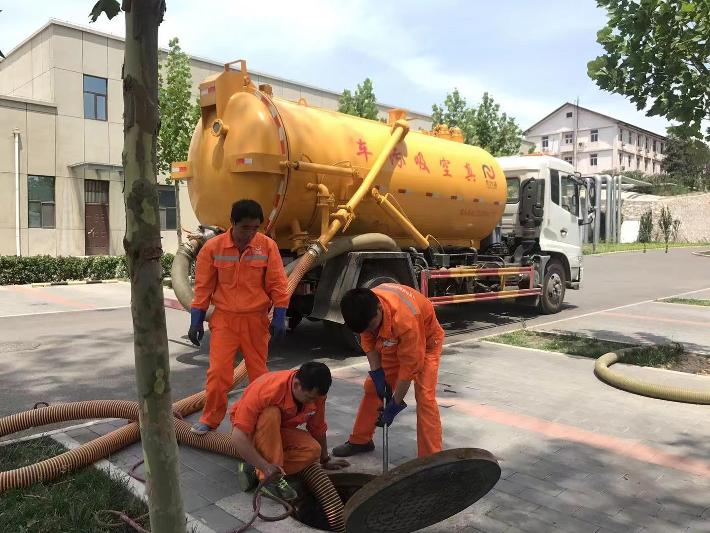 高要管道疏通车停在窨井附近